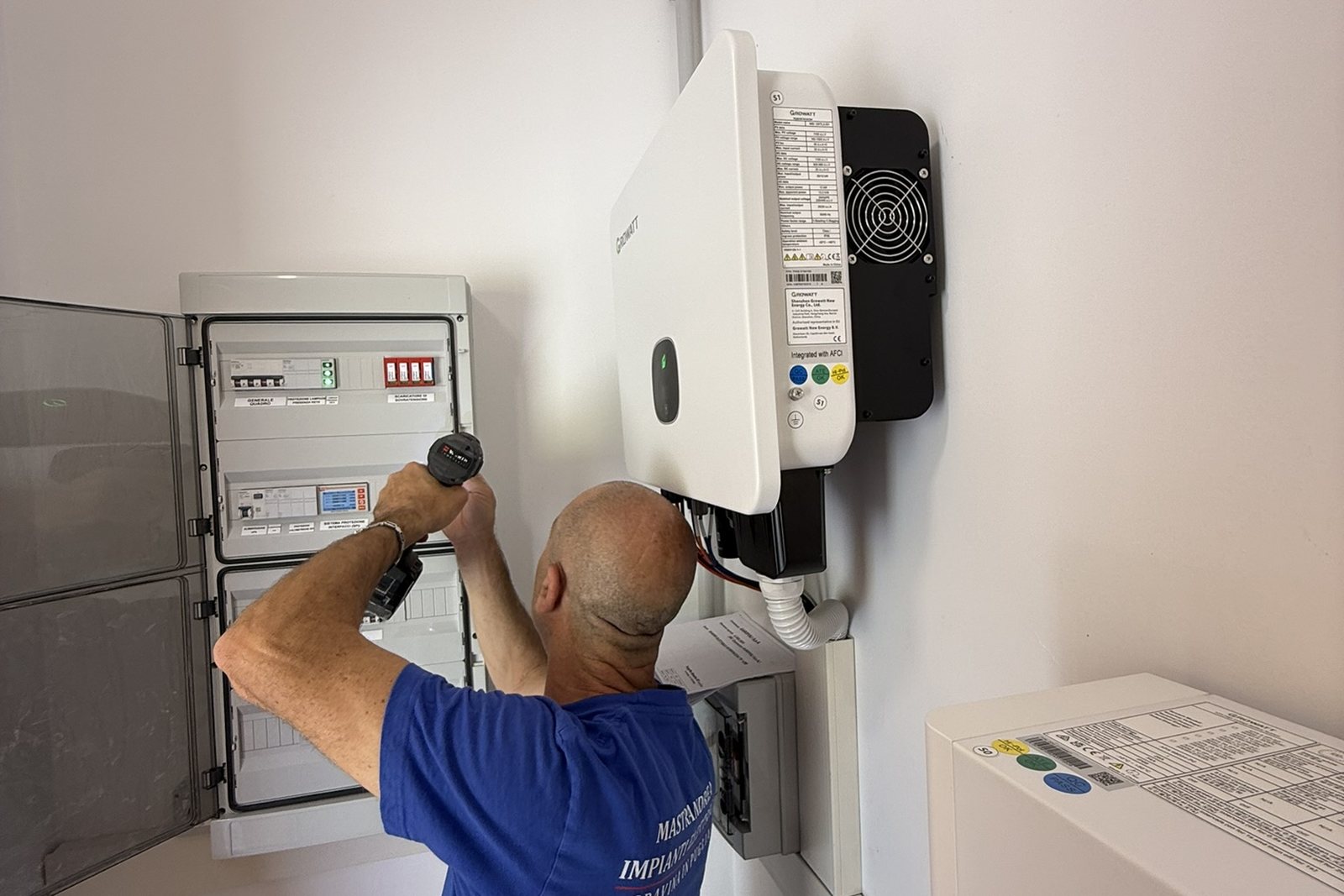 Inverter ibrido collegato a una batteria di accumulo domestica