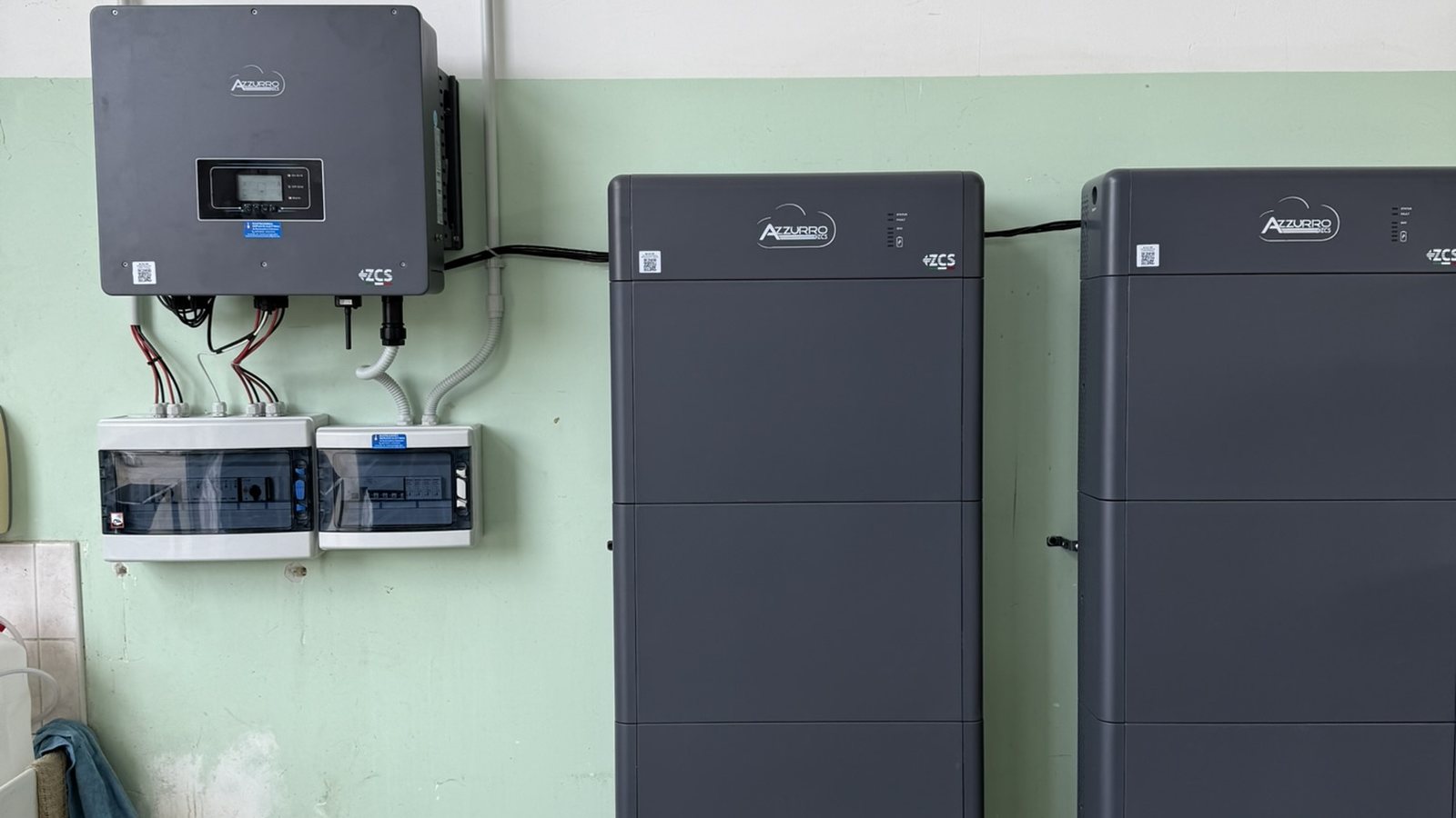 Sistema di accumulo con inverter e batteria installato
