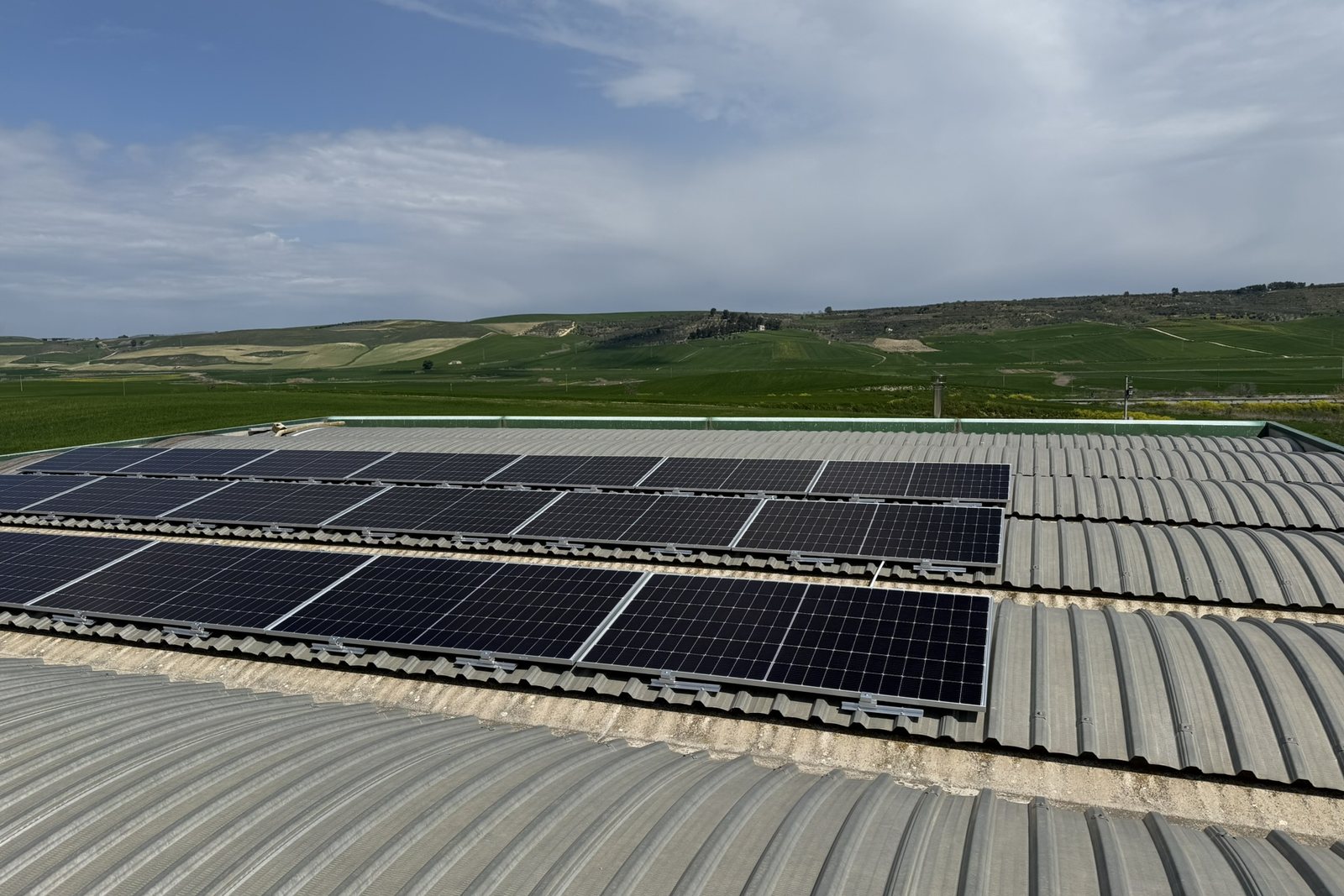 Impianto fotovoltaico su copertura in lamiera grecata di un capannone ad Altamura
