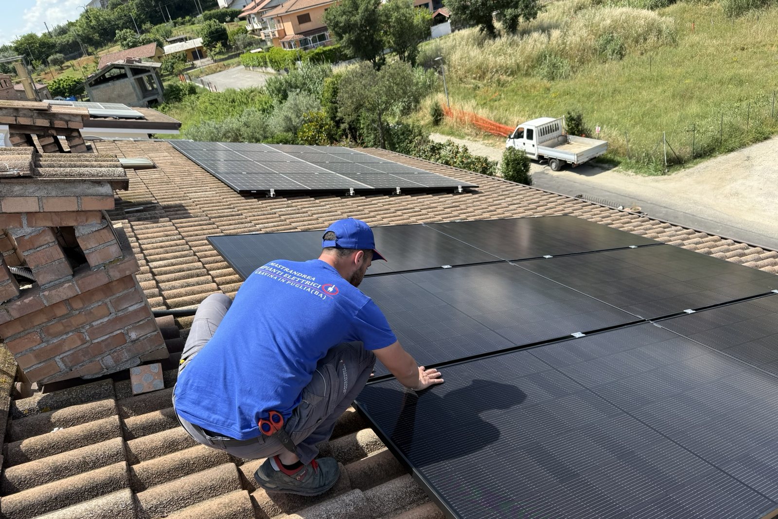 Tecnico di Mastrandrea Impianti al lavoro su un quadro elettrico
