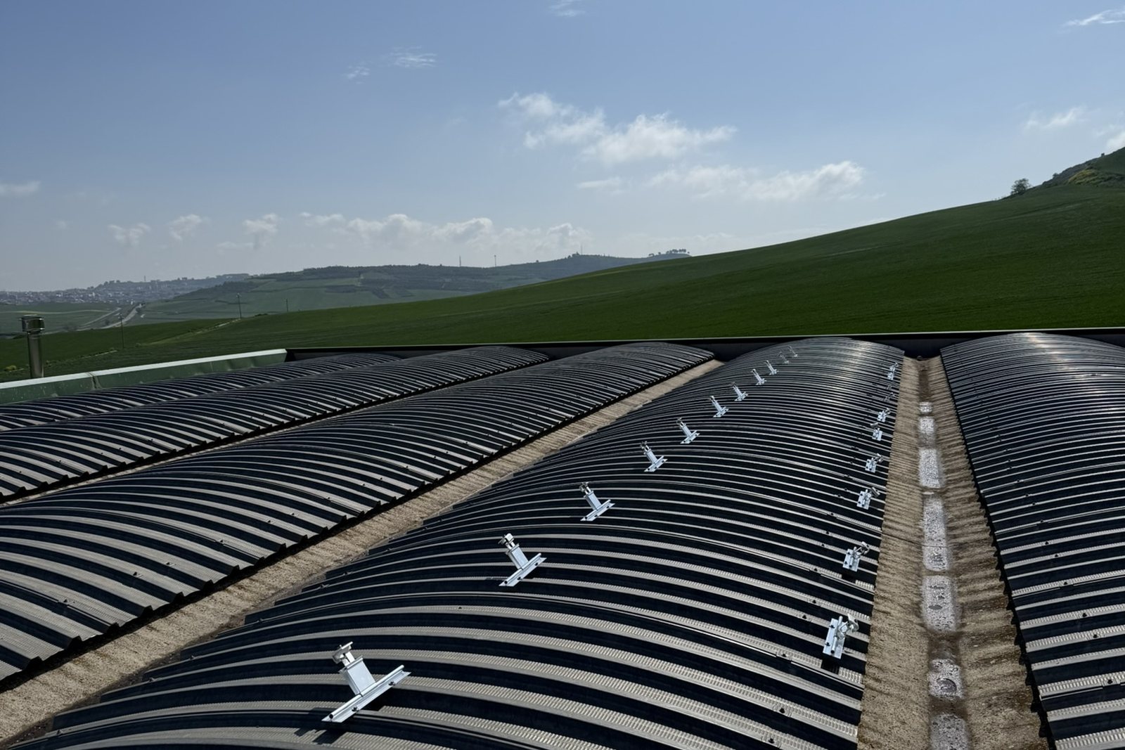 Fissaggi dei moduli fotovoltaici su copertura in lamiera grecata