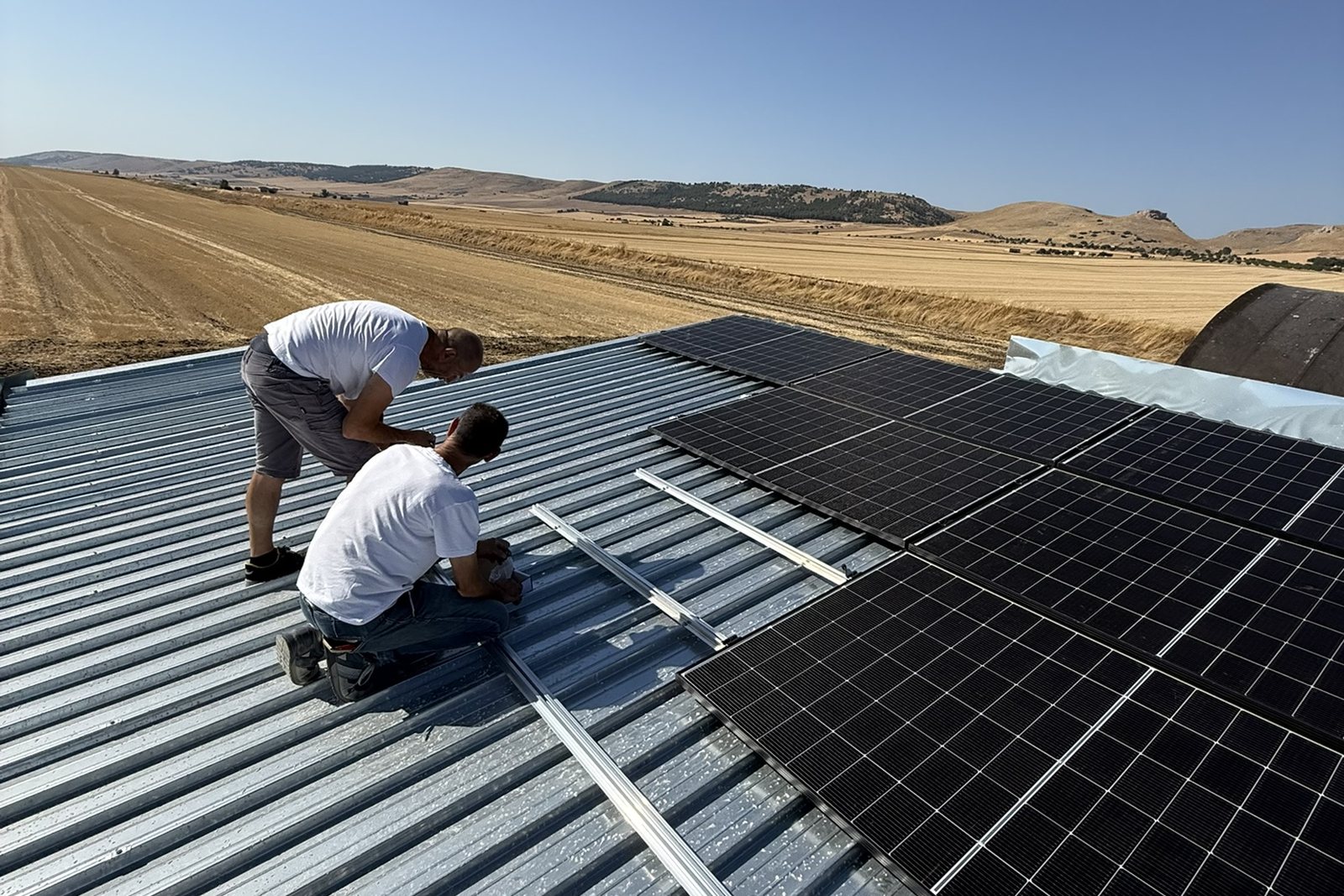 Tecnici al lavoro durante l'installazione di un impianto fotovoltaico sul tetto