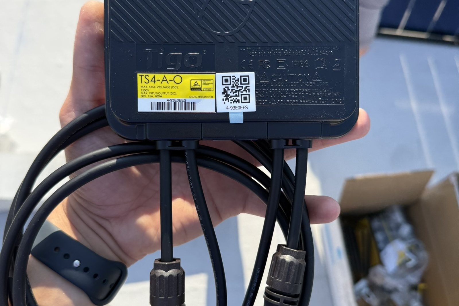 Moduli fotovoltaici e inverter installati a parete