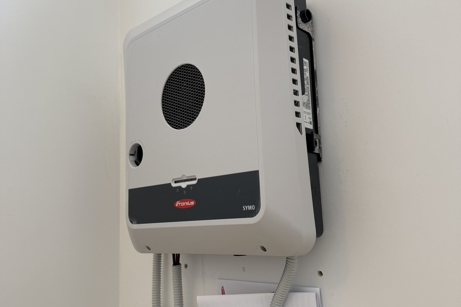 Quadro elettrico di parallelo e inverter di un impianto fotovoltaico aziendale