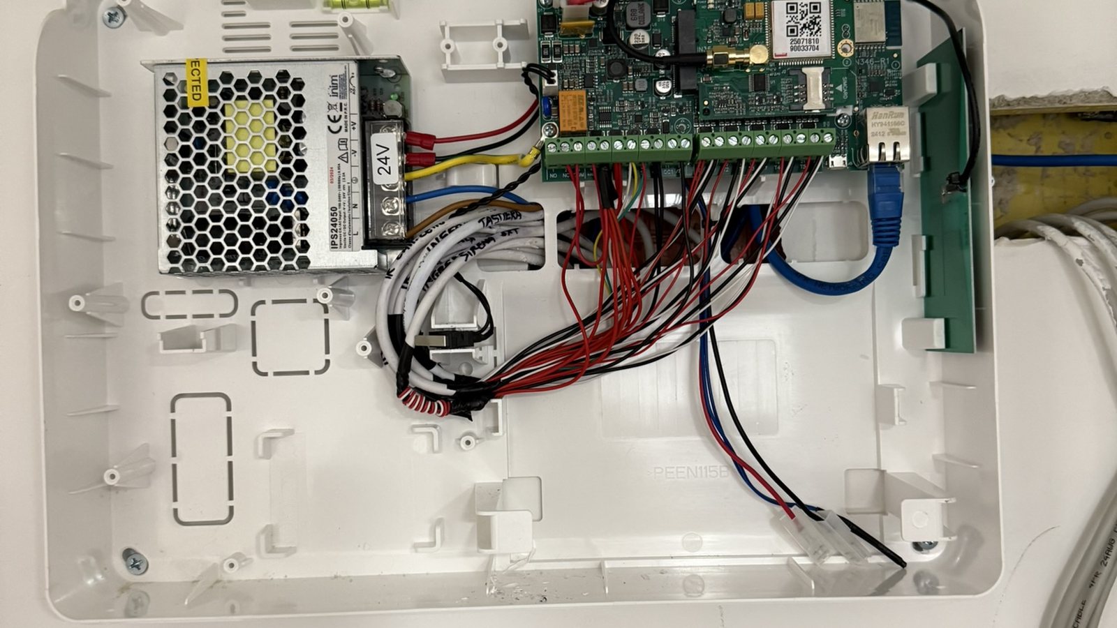 Centrale di un impianto di allarme antifurto installata in un'abitazione