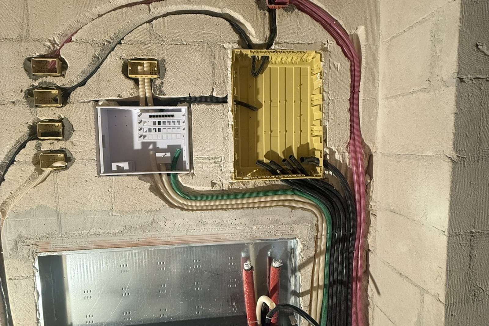 Cablaggio dei punti luce durante la realizzazione di un impianto elettrico civile