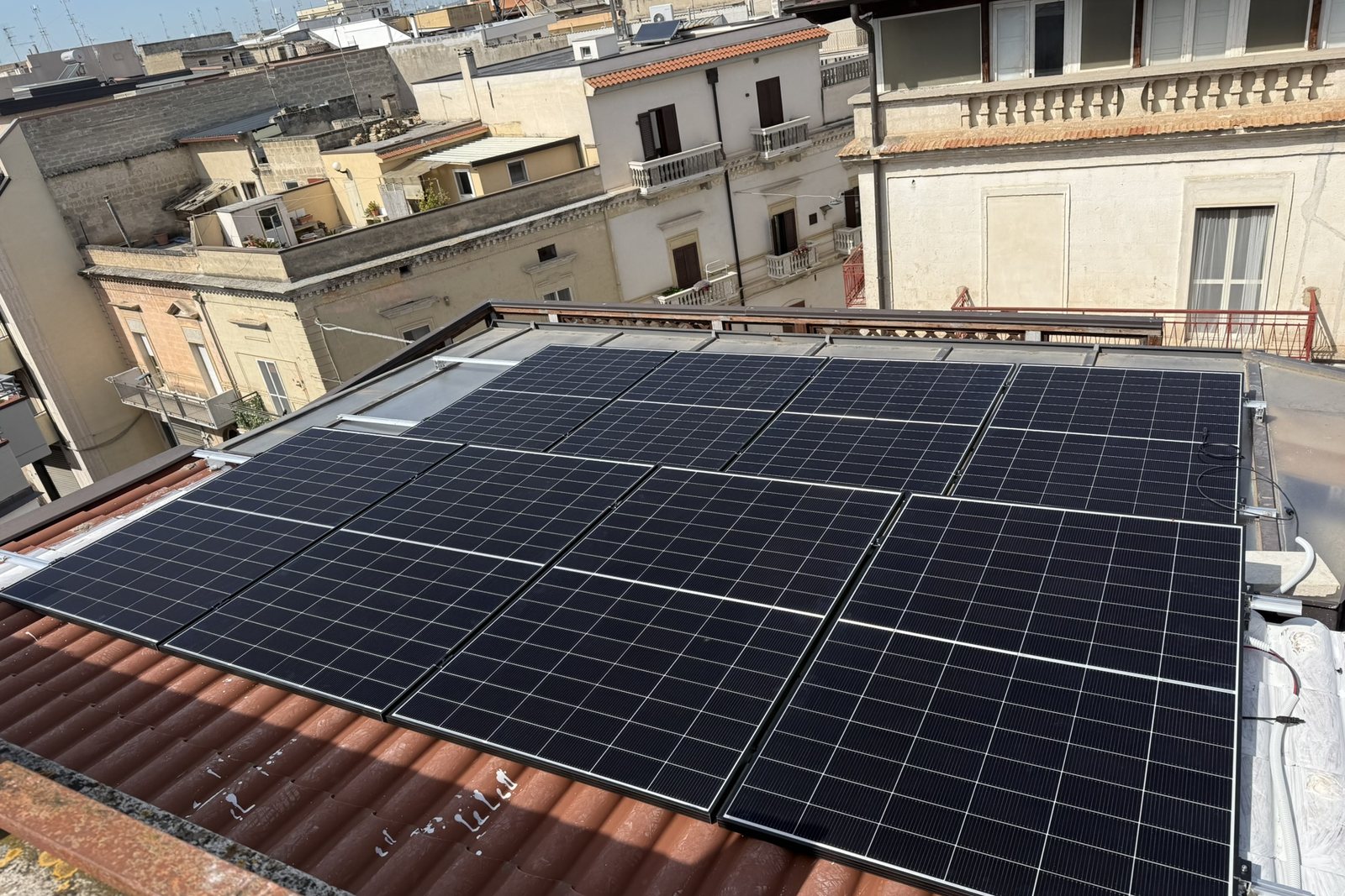 Moduli fotovoltaici installati su un tetto a falda in provincia di Bari