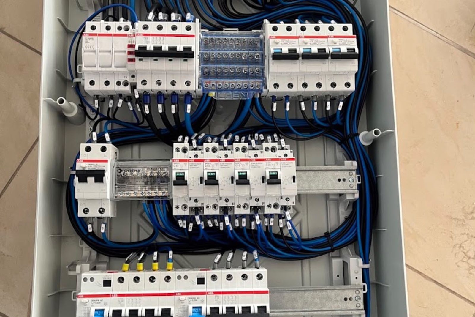 Quadro elettrico nuovo con interruttori differenziali cablati a regola d'arte