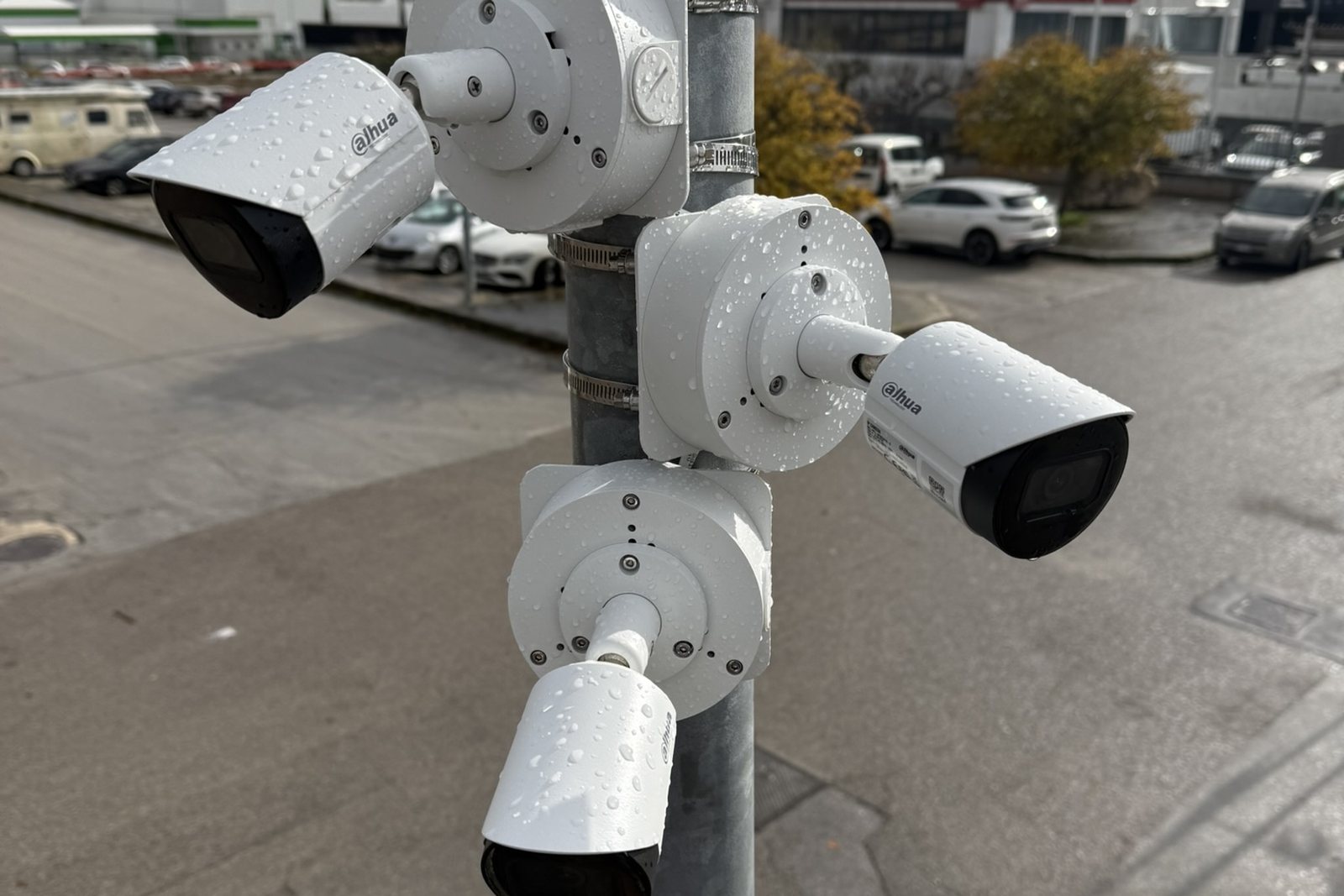 Telecamere di videosorveglianza installate su palo