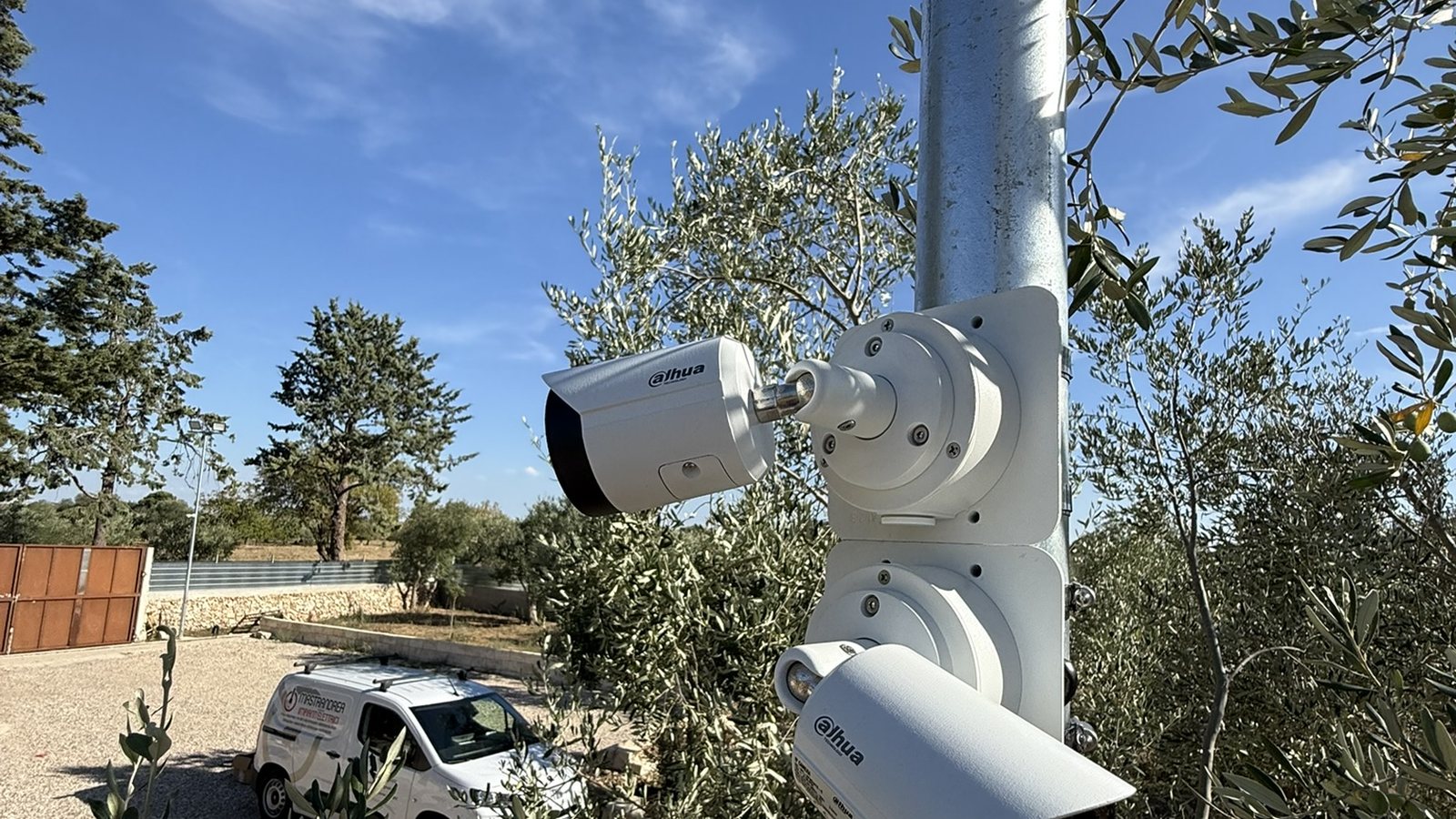 Telecamera di videosorveglianza installata all'esterno di un'abitazione
